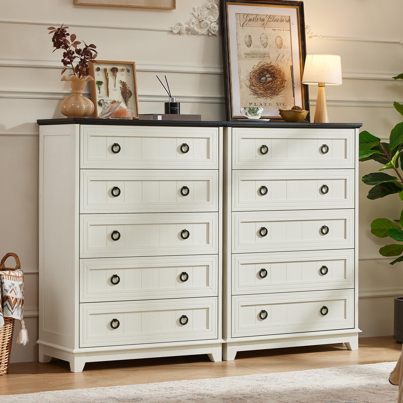 Farmhouse 5-drawer dresser in white painted wood with round metal drawer knobs